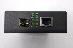 SFP+ 및 RJ45 포트를 가진 10G 관리되지 않은 미디어 변환기