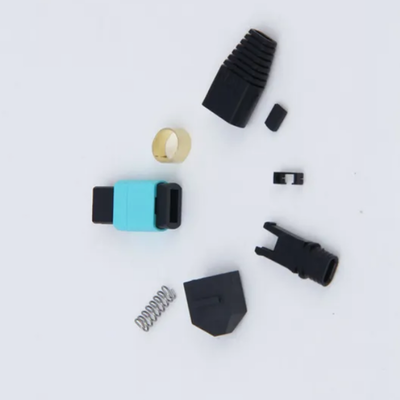 MPO (Multi-fiber Push On) 커넥터는 데이터 센터 및 고속 네트워크에서 빠르고 신뢰할 수 있고 컴팩트한 광섬유 연결을 위해 설계된 고밀도, 멀티-파이버 광학 커넥터입니다.