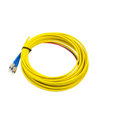 FC UPC 두 부분으로 된 G657A1 PVC 광섬유 땋아 늘인 머리 평평한 케이블 노란 단일모드